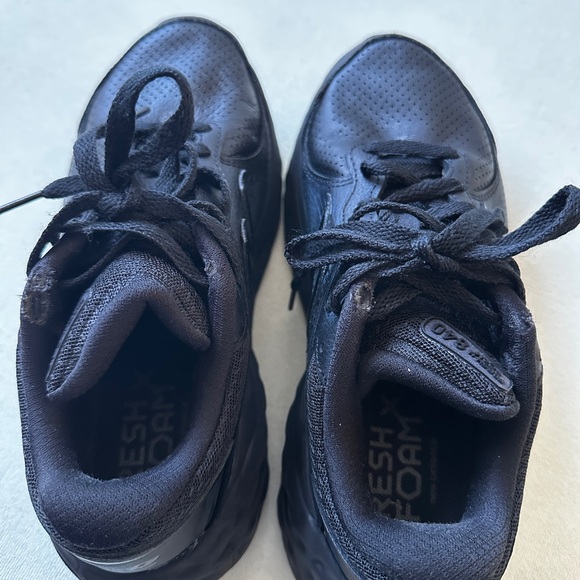 New Balance Women’s Black Leather Fresh Foam Sneakers, Size 8 Wide - Picture 7 of 11